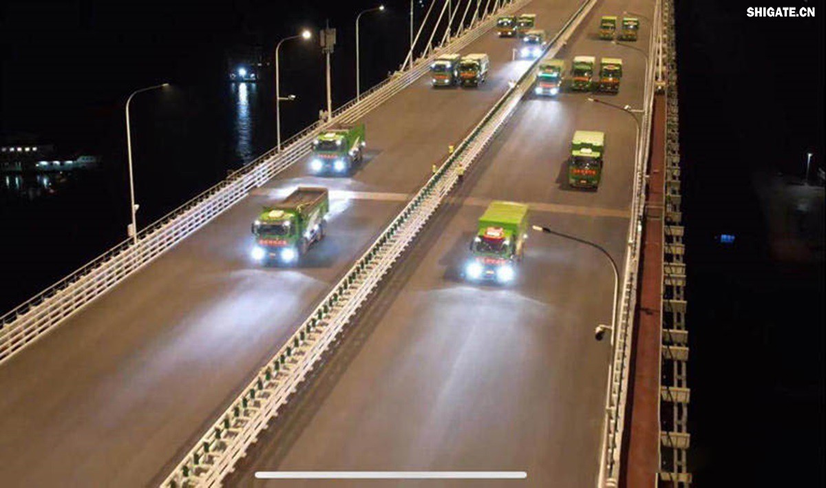 6月16日22時(shí)，世界最大跨度斜拉橋——常泰長(zhǎng)江大橋燈火通明，車聲轟鳴，一場(chǎng)通車前的“極限挑戰(zhàn)”正緊張進(jìn)行。30輛總重達(dá)1200噸的四軸加載車，分批列隊(duì)駛上橋面預(yù)先劃定的停靠點(diǎn)，并由提前布置在橋梁各關(guān)鍵部位的869個(gè)傳感器開展實(shí)時(shí)監(jiān)測(cè)，采集測(cè)試數(shù)據(jù)。由此，大橋跨江公鐵合建段主橋橋梁荷載試驗(yàn)全面啟動(dòng)。    AA1GQ79M.jpg    這次荷載試驗(yàn)覆蓋范圍具體包括1座主跨1208米斜拉橋、2座主跨388米鋼桁拱專用航道橋、1座非通航道孔橋以及南北兩座引橋，共設(shè)計(jì)119個(gè)靜載工況和111個(gè)動(dòng)載工況。其中，最大對(duì)稱靜力加載工況將動(dòng)用110輛四軸加載車，總重達(dá)4400噸。試驗(yàn)將持續(xù)一周，分五個(gè)階段進(jìn)行。試驗(yàn)首日在錄安洲非通航孔橋和常州側(cè)公鐵合建段引橋?qū)嵤? 常泰長(zhǎng)江大橋是連通常州與泰興的跨江通道，是長(zhǎng)江上首座集高速公路、城際鐵路和普通公路三種功能于一體的雙層復(fù)合型橋梁，計(jì)劃于今年年內(nèi)基本建成。它的上層為雙向六車道高速公路，下層為雙線城際鐵路和普通公路。如此復(fù)雜的結(jié)構(gòu)，如何確保它在未來(lái)百年服役中安全可靠？答案就藏在荷載試驗(yàn)中。    AA1GQduQ.jpg    荷載試驗(yàn)堪稱橋梁通車前的“綜合大考”，是確保橋梁安全運(yùn)營(yíng)的“體檢報(bào)告”。江蘇省交通工程建設(shè)局常泰長(zhǎng)江大橋建設(shè)指揮部現(xiàn)場(chǎng)常務(wù)副指揮長(zhǎng)夏鵬飛介紹，“荷載試驗(yàn)是檢測(cè)橋梁結(jié)構(gòu)安全和承載能力的重要手段，通過(guò)科學(xué)的加載測(cè)試和數(shù)據(jù)采集分析，驗(yàn)證實(shí)際成橋狀態(tài)與理論設(shè)計(jì)的鍥合度，確保常泰長(zhǎng)江大橋運(yùn)營(yíng)安全。”考慮到大橋主體采用鋼結(jié)構(gòu)和鋼-混凝土組合結(jié)構(gòu)，為最大限度減少晝夜溫差對(duì)測(cè)試數(shù)據(jù)的影響，所有試驗(yàn)均安排在夜間實(shí)施。  通過(guò)一系列科學(xué)嚴(yán)謹(jǐn)?shù)暮奢d測(cè)試，這座世界級(jí)多功能大橋的實(shí)際性能將得到充分檢驗(yàn)，為常泰長(zhǎng)江大橋后續(xù)安全通車運(yùn)營(yíng)提供至關(guān)重要的數(shù)據(jù)支撐。